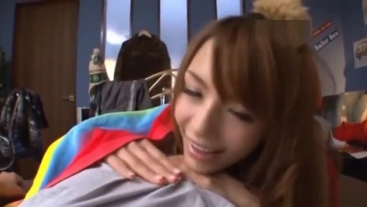 Asiatische Schönheit leckt den Körper eines Mannes im Bett.