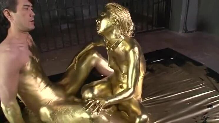 Japanischer Porno mit Gold-Bodypaint