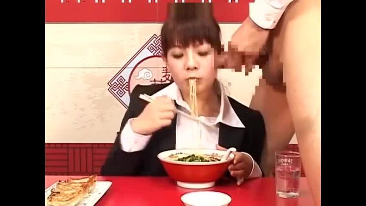 Bukkake-Essen Teil 3 (zensiert)