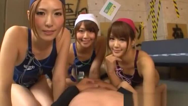 Mehrere geile asiatische MILFs lassen sich von einem heißen Typen durchficken.