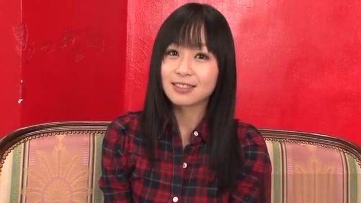 Geile Asiatin wird mit Dildo feucht