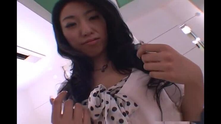 Interview mit dem sexy Ozawa Chris, in dem sie eine behaarte Muschi mit der Zunge fesselt