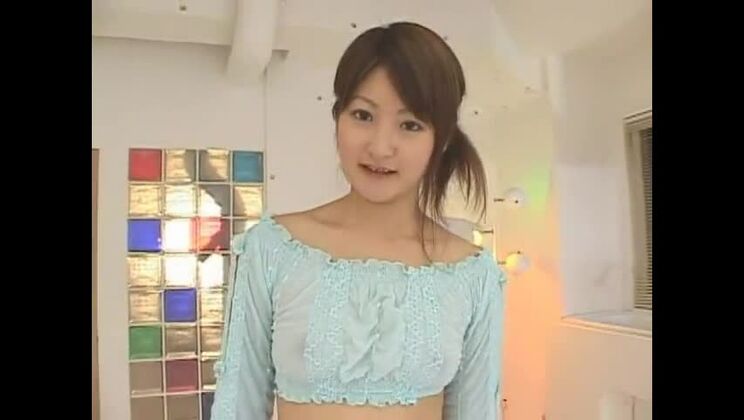 Die unglaubliche Japanerin Yuran Suzuka in einem fantastischen Gesichtsspritzer mit kleinen Brüsten (JAV-Video).