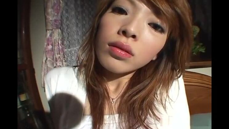 Saori Kitajima lutscht mit so viel Leidenschaft einen pulsierenden Schwanz.