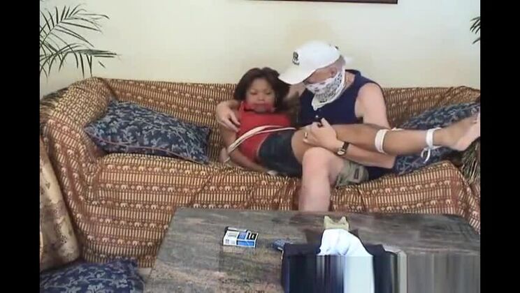 Asiatische Teenagerin von altem Gangster gefesselt und begrapscht