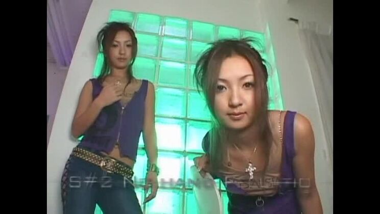 Das japanische Topmodel Layla Yabuki in einem fantastischen Schluck-/Gokkun-Clip mit Dildos/Spielzeug (JAV).