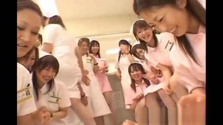 Echte asiatische Krankenschwestern genießen Sex in der oberen Position, Teil 1