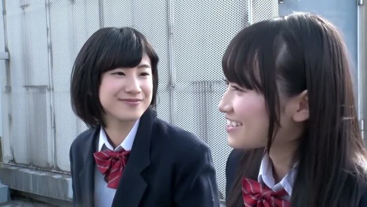 Heißestes japanisches Mädchen in einem unglaublichen Lesben-Umkleidekabinen-JAV-Video