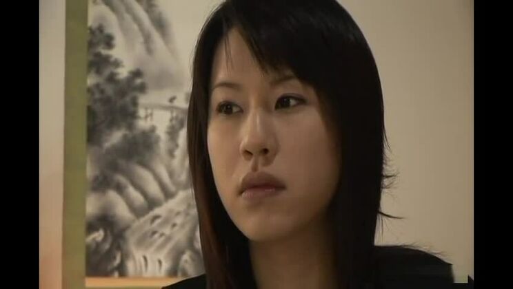 Sakura spielt eine Hausfrau, die Blowjobs gibt und Sperma in die Augen spritzt.