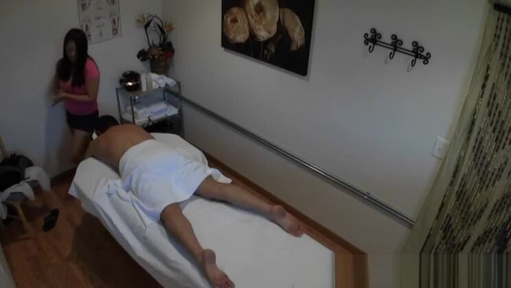 Kurvige japanische Masseurin reitet im Cowgirl-Stil