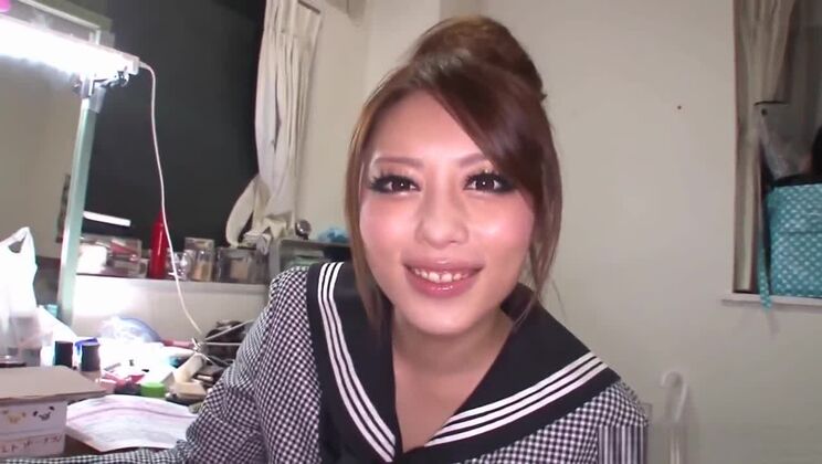 Cutie gibt einen tiefen Blowjob