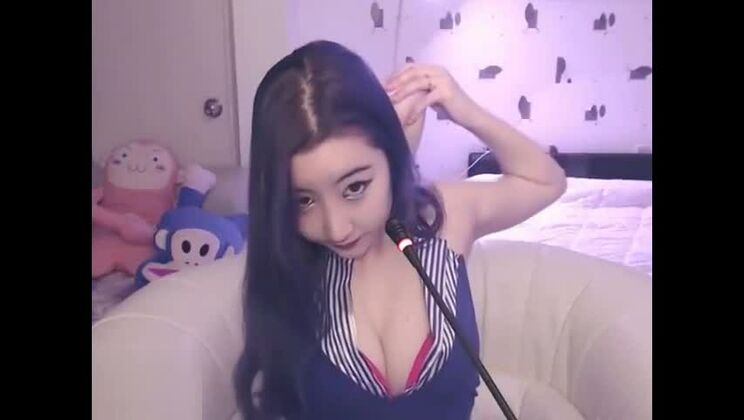 Asiatische Schönheit neckt sinnlich in Strumpfhosen