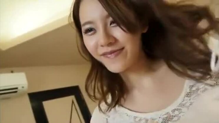 Wunderschöne, operierte Japanerin mit Maske lutscht Schwanz unter der Maske