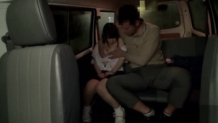 Eine bezaubernde junge japanische Hure nimmt an einem fantastischen Blowjob-Pornofilm in der Öffentlichkeit teil.