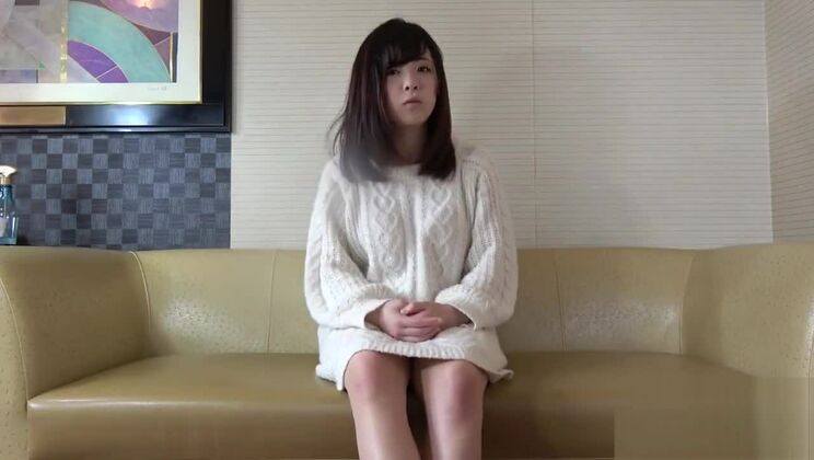 Japanische hübsche Teenagerin wird gefickt und kommt in sie hinein