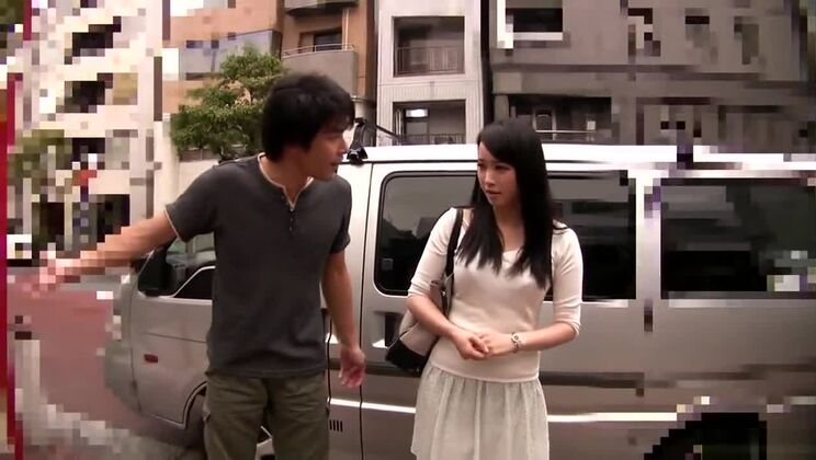 Geile asiatische MILF steht auf Sex im Auto und Blowjobs.