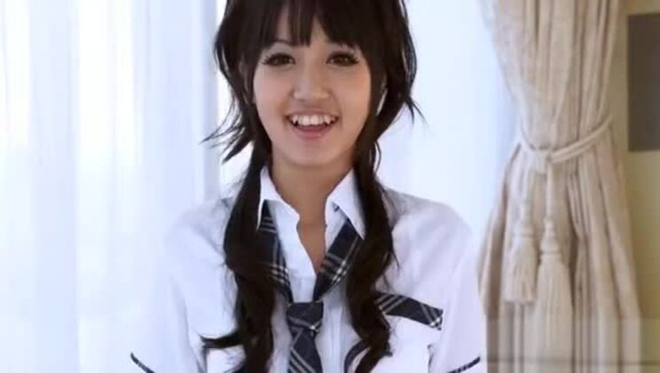 Teenagerin lässt sich von zwei Schwänzen die Muschi feucht machen