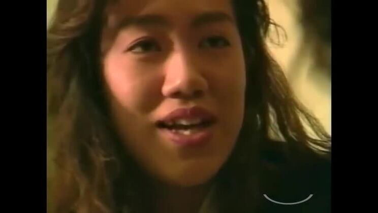 Zwei asiatische Mädchen schauen Pornos, küssen sich, saugen an den Nippeln und lecken sich gegenseitig die Muschis in der 69-Stellung auf dem Boden im Zimmer