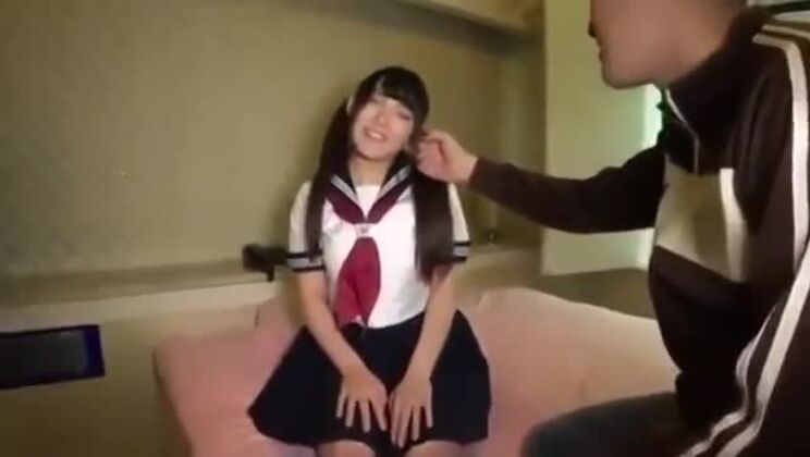 Perverse asiatische Teenagerin und ihre Sexspielzeuge