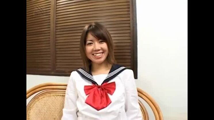 Die heiße Teenagerin Ai Kazumi masturbiert und lutscht einen Schwanz bis zum Orgasmus.