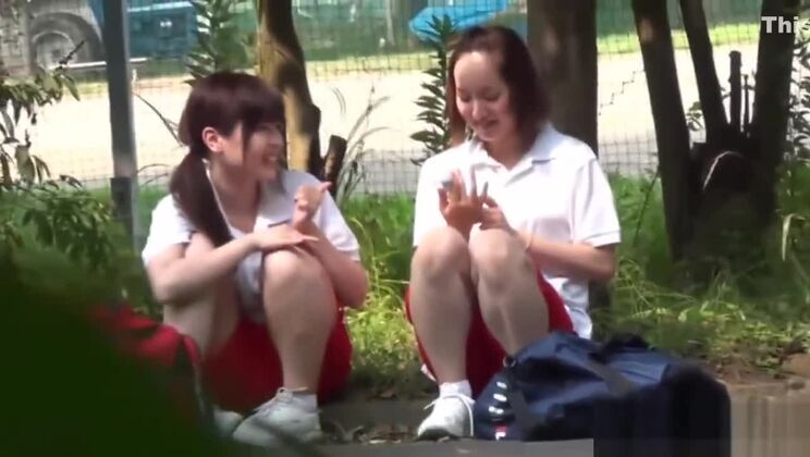 Unartige Asiatinnen, die sich gegenseitig befriedigen