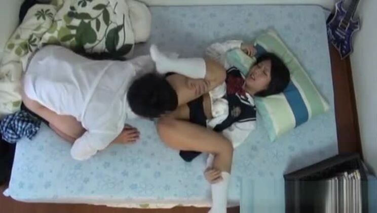 Harter Sex mit einer asiatischen Teenagerin