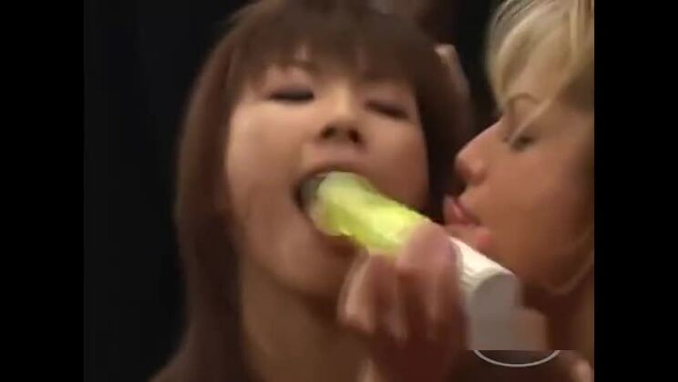 Blondine gegen Asiatin 1