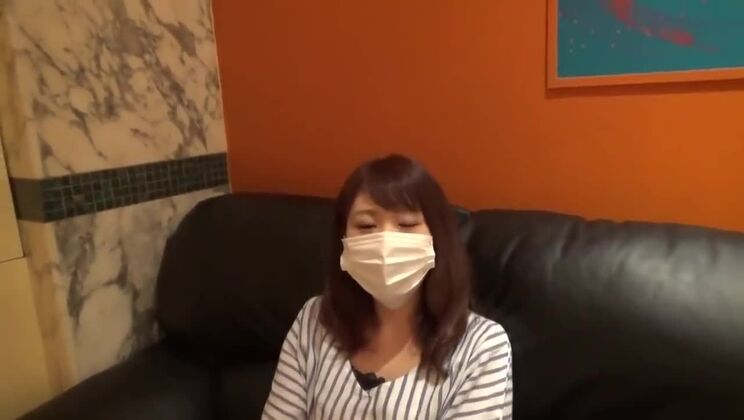 Japanisches Teenager-Mädchen hat zum ersten Mal Sex mit einem Fremden