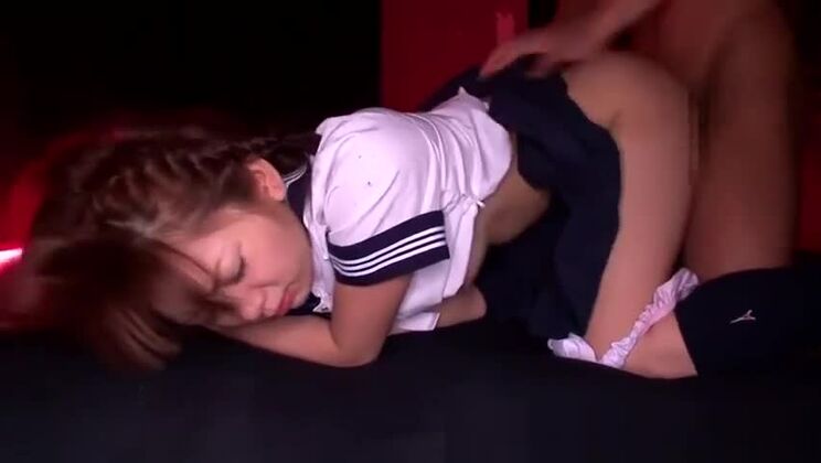 Schüchternes japanisches Schulmädchen wird in ihrer Jungfernscheide gefickt