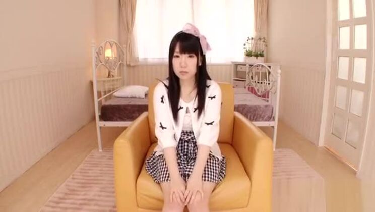 Geile japanische Schönheit wird mit einem Spielzeug verwöhnt