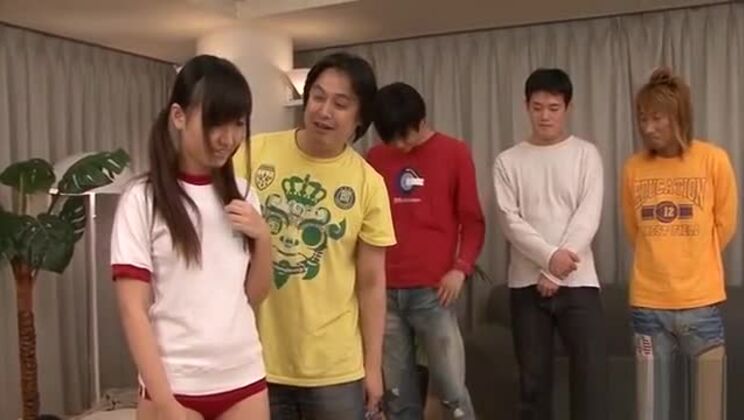 Zwei Schwänze gleichzeitig zu lutschen, ist das, was dieser Teenager am liebsten tut.