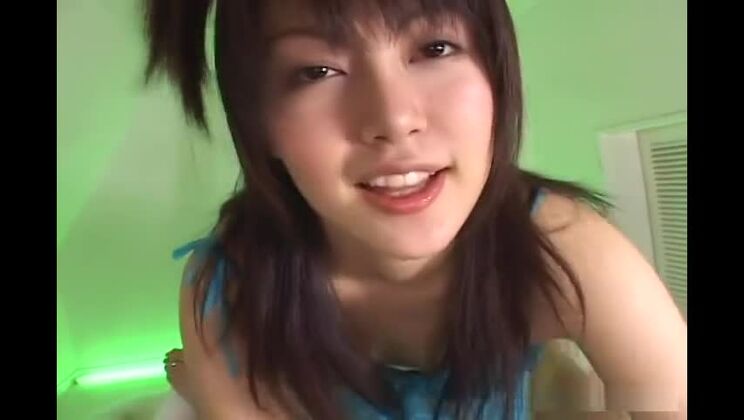 Die reizende Schlampe Ai verwöhnt uns mit einem guten Blowjob.