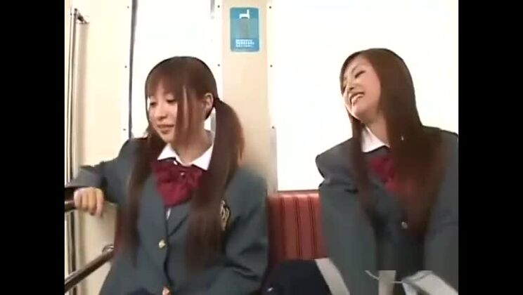 Schulmädchen küssen sich, während ihre Brüste gerieben und ihre Brustwarzen von anderen Schulmädchen gesaugt werden.