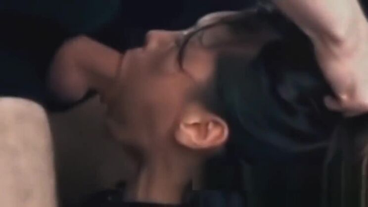 Unterwürfige asiatische Teenagerin wird in den süßen Mund gestopft