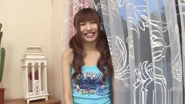 Japanisches Teenager-Mädchen beugt sich vor, um gefickt zu werden