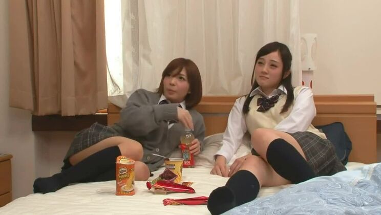 Japanische Schülerinnen werden durch das Ansehen eines Pornovideos sexuell erregt 02