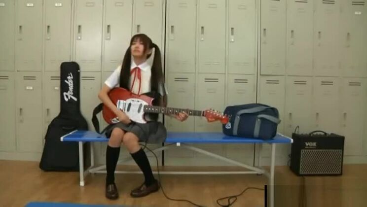 Japanische Schülerin lässt sich vom Lehrer das Ohr lecken