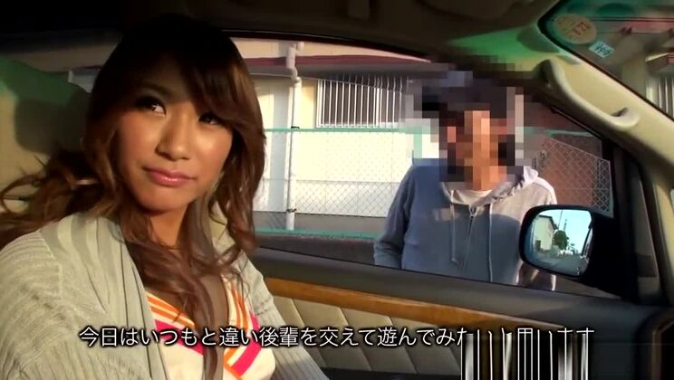 Tanlined vollbusige Nippon-Schlampe öffentlicher Blowjob