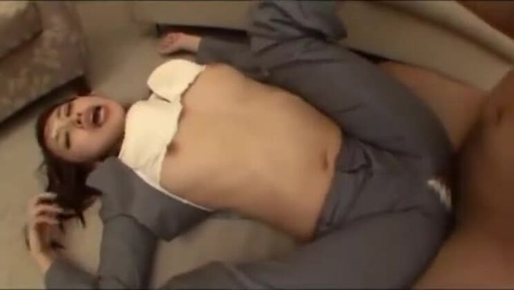 Büroangestellte wird im Hotelzimmer auf dem Teppich von mehreren Männern ins Gesicht und in den Mund ejakuliert, während ihr mehrere Männer in die Hose ejakulieren.