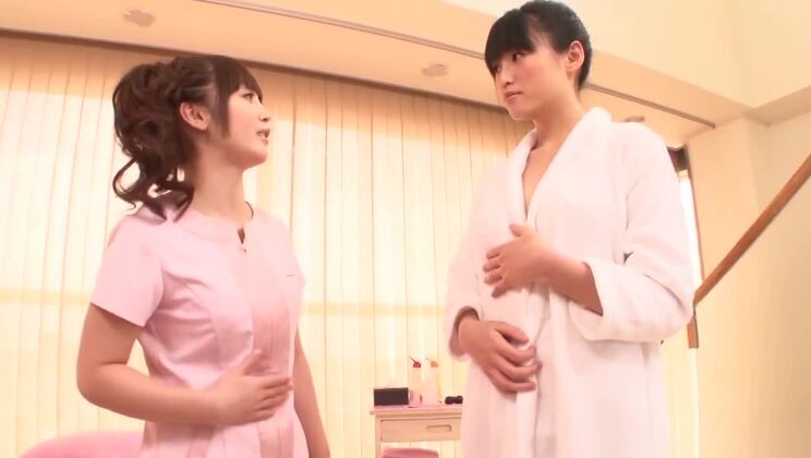 Die hinreißende asiatische Lesbe Fuuka Nanasaki genießt die Zeit mit ihrer Freundin.