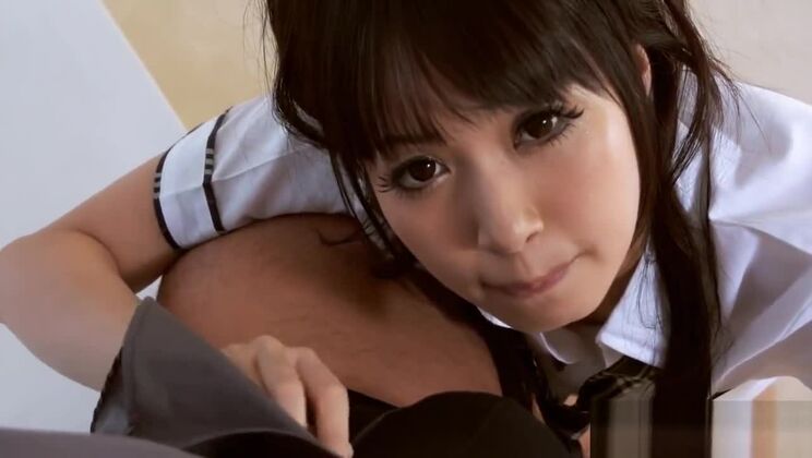 Asiatische Teenagerin genießt Deepthroat