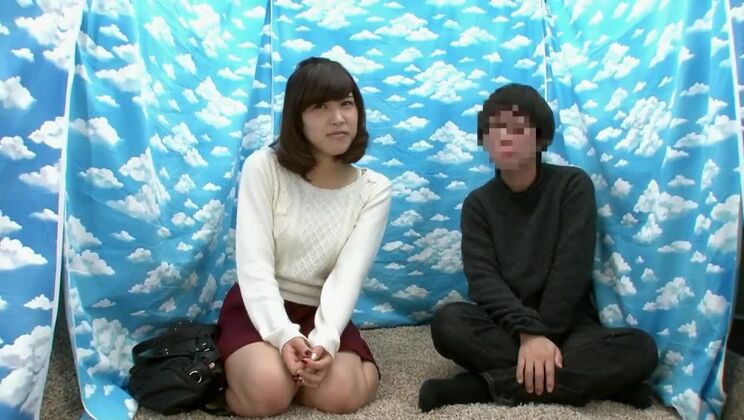 Verrücktes japanisches Model in einem JAV-Clip mit dem Titel „Fabulous Teens“.