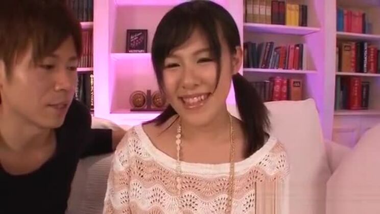 Asiatische Hure, Schamlippen gedehnt