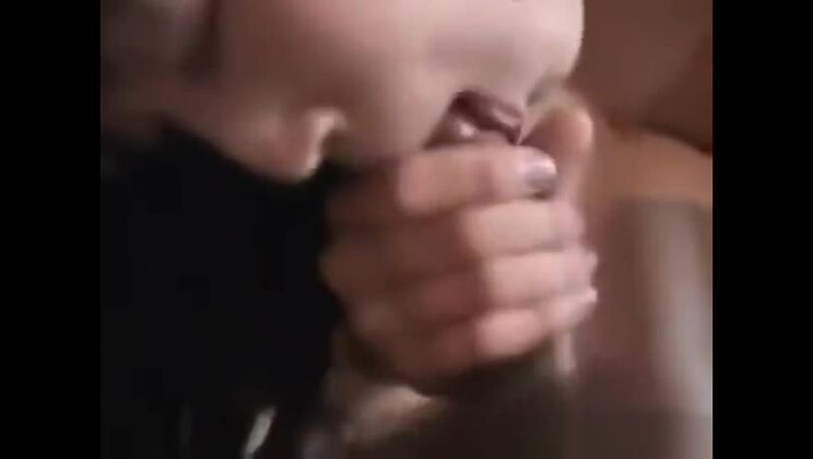 Heißer Blowjob, bei dem die Liebe im Überfluss vorhanden ist, voller Sperma