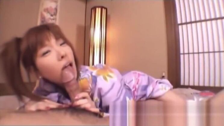 Japanisches Schulmädchen hart gefickt und lutscht