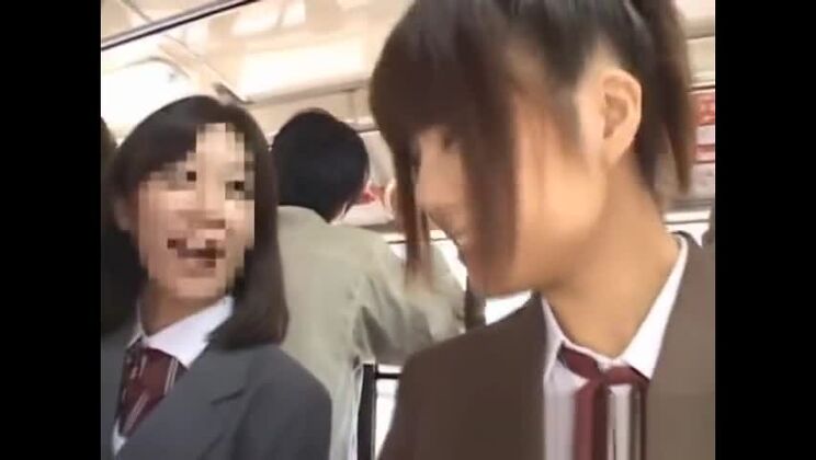 Asiatische Schönheit hat Sex in der Öffentlichkeit, Teil 2