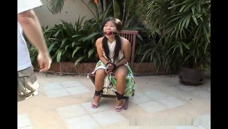 Attraktive Asiatin auf einem Stuhl gefesselt