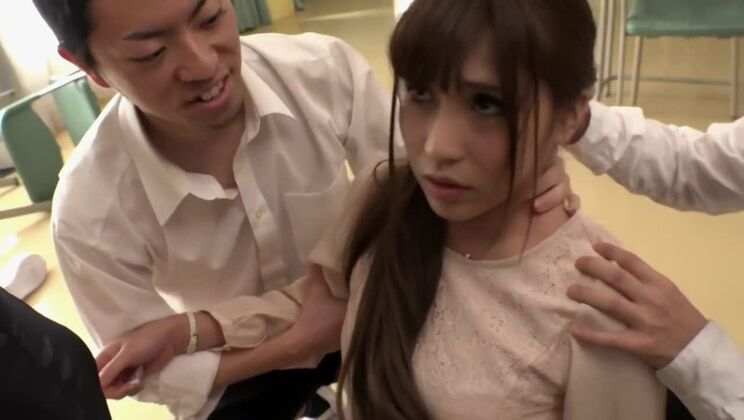 Unglaubliche japanische Schlampe in verrücktem Gruppensex, Blowjob-JAV-Film