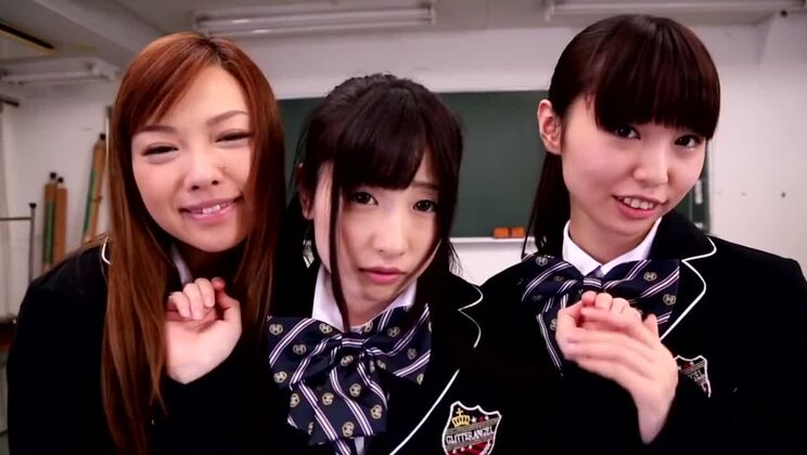 Die unglaubliche Japanerin Ayumu Sena in einem fantastischen, zensierten JAV-Film mit kleinen Brüsten und Dreier-Szenen.