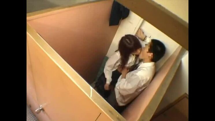 Japanische Schülerinnen 02 - Serielle Handjobs auf der Toilette